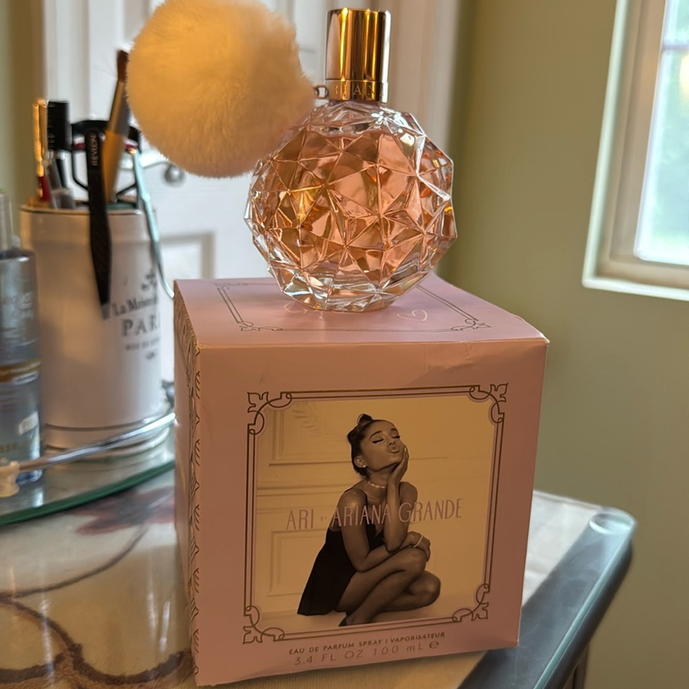 Ariana Grande Ari Eau de Parfum – Floral Gourmand Fragrance for Women